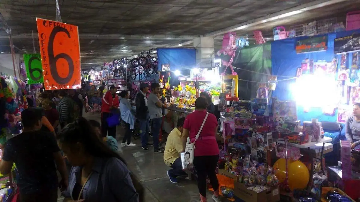 Reyes Magos abarrotaron Tianguis del Juguete en el estacionamiento del mercado Reforma.